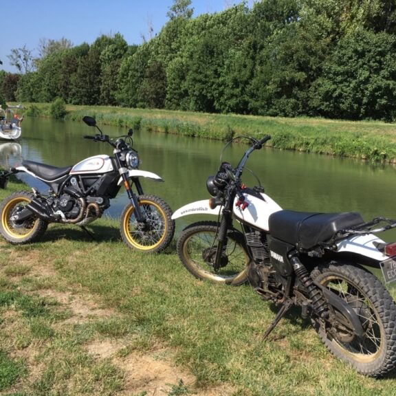 Ducati Desert Sled face à une Yamaha XT500