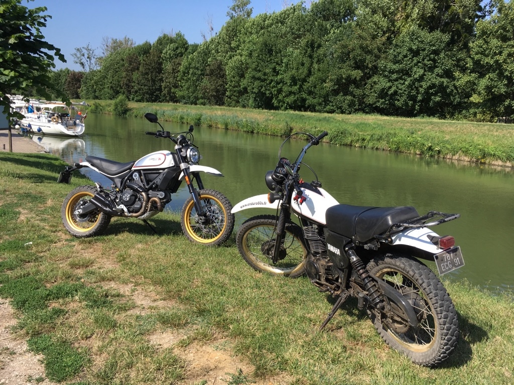 Ducati Desert Sled face à une Yamaha XT500