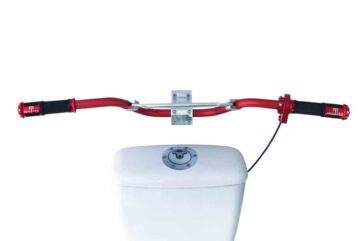 tirer la chasse d'eau des toilettes à l'aide d'une poignée de gaz de moto