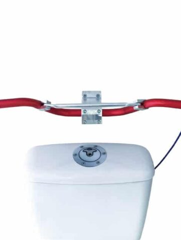 tirer la chasse d'eau des toilettes à l'aide d'une poignée de gaz de moto