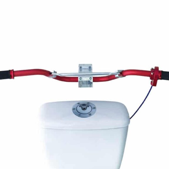 tirer la chasse d'eau des toilettes à l'aide d'une poignée de gaz de moto