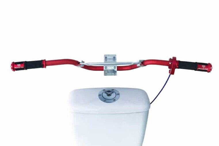 tirer la chasse d'eau des toilettes à l'aide d'une poignée de gaz de moto