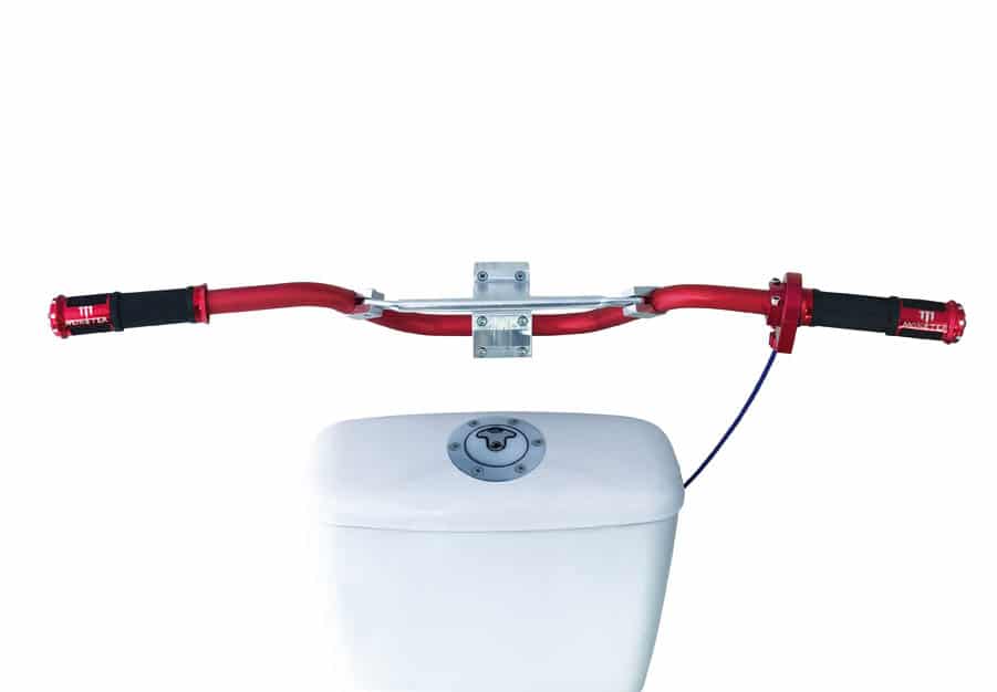 tirer la chasse d'eau des toilettes à l'aide d'une poignée de gaz de moto
