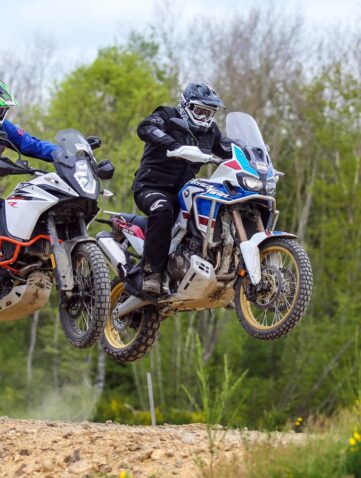 Africa Twin Adventure Sports contre KTM 1090 R Adventure