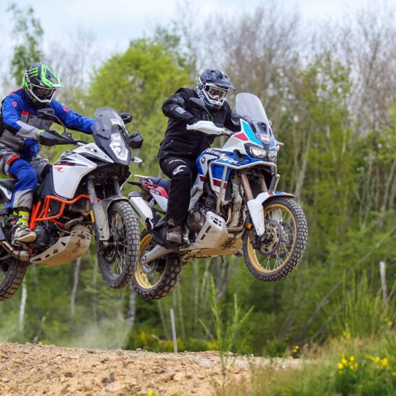 Africa Twin Adventure Sports contre KTM 1090 R Adventure