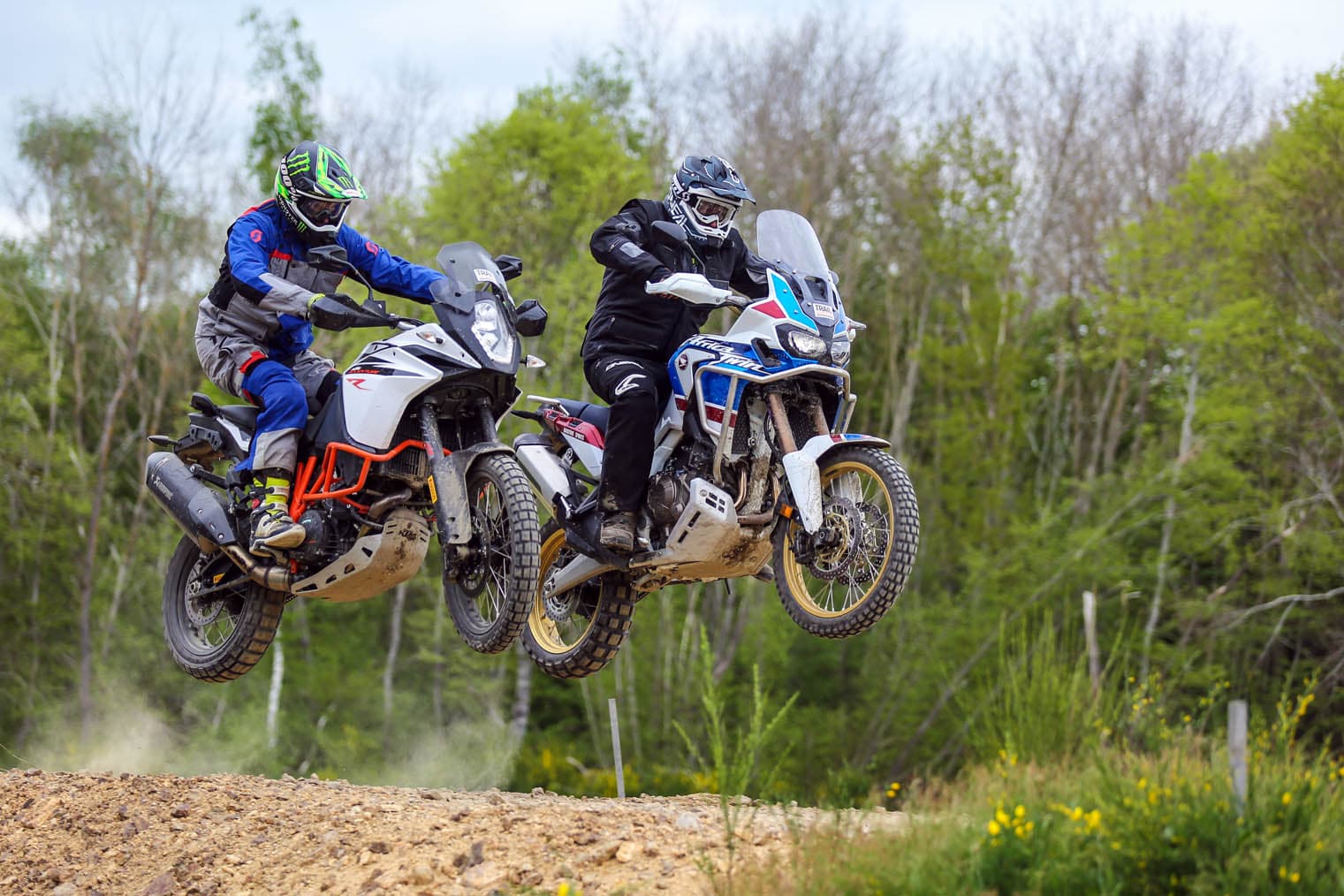 Africa Twin Adventure Sports contre KTM 1090 R Adventure