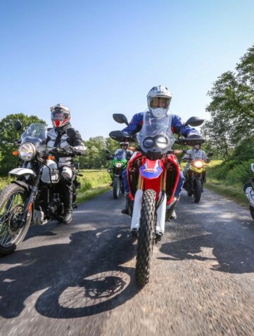 Petits, pas chers, légers et peu gourmands, les BMW G310 GS, Honda CRF 250 Rally, Kawasaki Versys X-300, Royal Enfield Himalayan 410 et Suzuki V-Strom 250 n'en demeurent pas moins de sacrés outils pour la balade