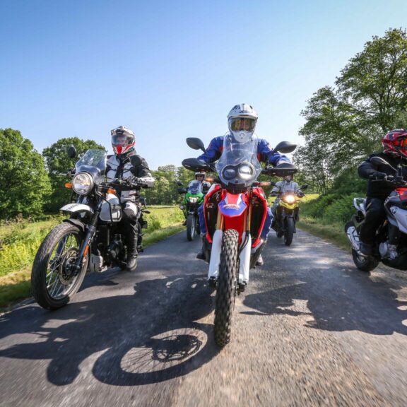 Petits, pas chers, légers et peu gourmands, les BMW G310 GS, Honda CRF 250 Rally, Kawasaki Versys X-300, Royal Enfield Himalayan 410 et Suzuki V-Strom 250 n'en demeurent pas moins de sacrés outils pour la balade