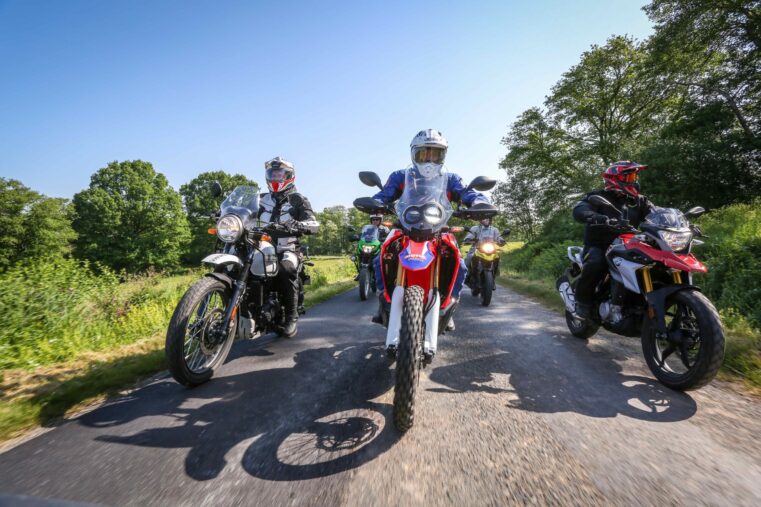 Petits, pas chers, légers et peu gourmands, les BMW G310 GS, Honda CRF 250 Rally, Kawasaki Versys X-300, Royal Enfield Himalayan 410 et Suzuki V-Strom 250 n'en demeurent pas moins de sacrés outils pour la balade