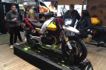La nouvelle Moto Guzzi V85 TT est exposée pour la première fois en France au salon Moto Légende