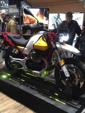 La nouvelle Moto Guzzi V85 TT est exposée pour la première fois en France au salon Moto Légende