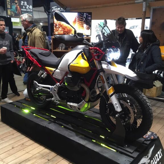 La nouvelle Moto Guzzi V85 TT est exposée pour la première fois en France au salon Moto Légende