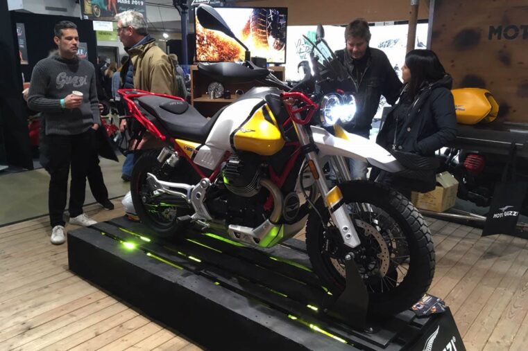 La nouvelle Moto Guzzi V85 TT est exposée pour la première fois en France au salon Moto Légende