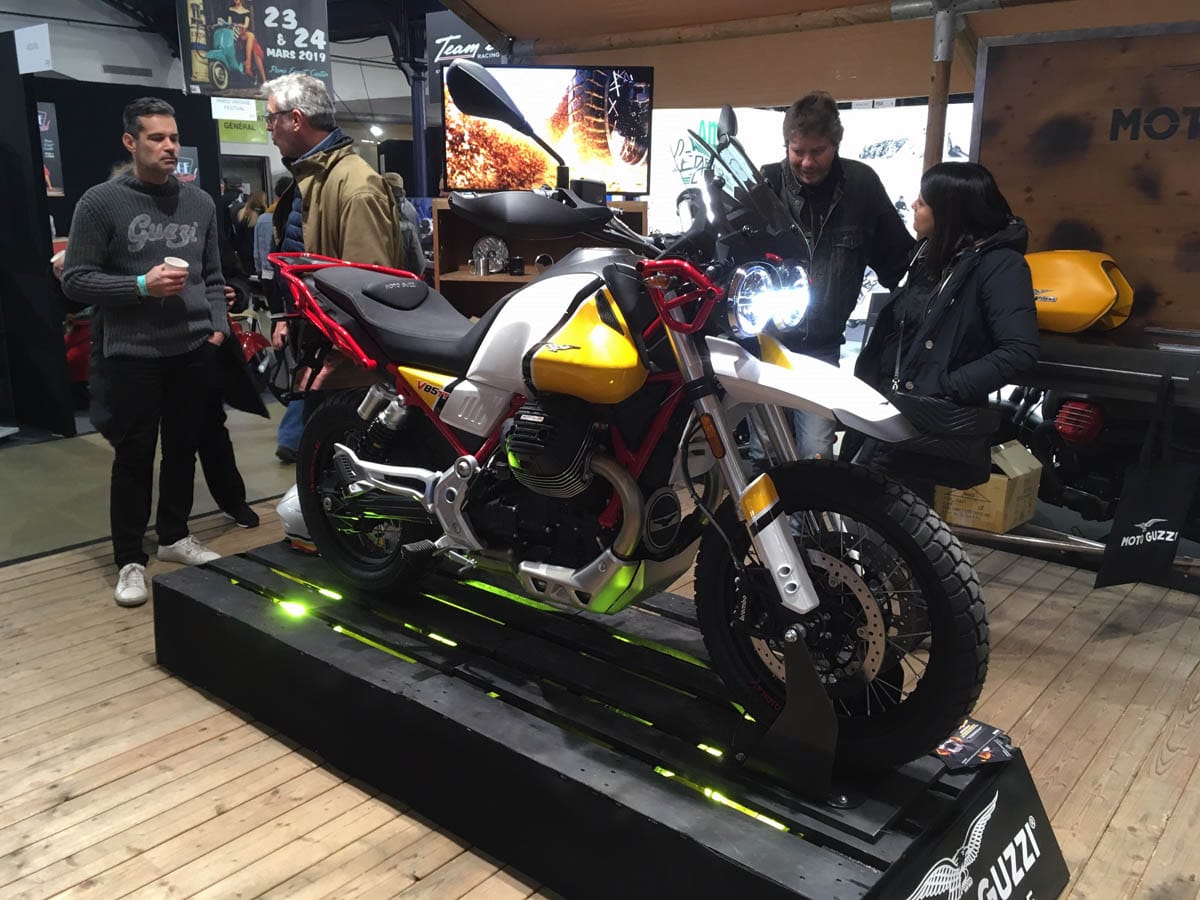 La nouvelle Moto Guzzi V85 TT est exposée pour la première fois en France au salon Moto Légende