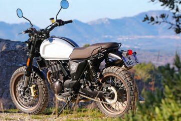 Le poids étant l’ennemi en tout-terrain, avec ses 145 kg à sec, l’Outlaw permet quelques petites fantaisies