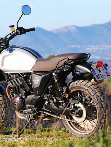 Le poids étant l’ennemi en tout-terrain, avec ses 145 kg à sec, l’Outlaw permet quelques petites fantaisies