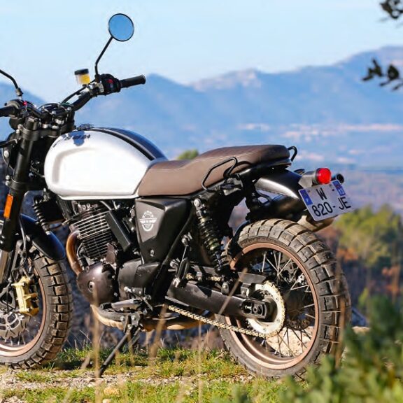 Le poids étant l’ennemi en tout-terrain, avec ses 145 kg à sec, l’Outlaw permet quelques petites fantaisies