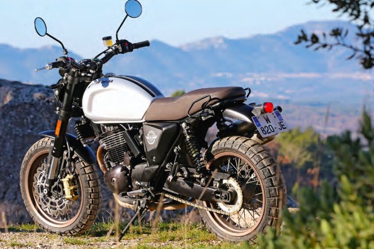 Le poids étant l’ennemi en tout-terrain, avec ses 145 kg à sec, l’Outlaw permet quelques petites fantaisies