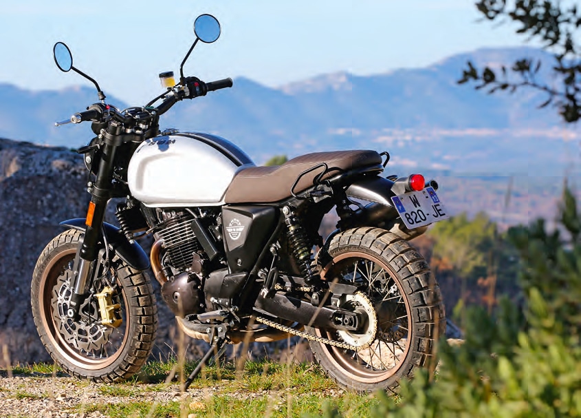 Le poids étant l’ennemi en tout-terrain, avec ses 145 kg à sec, l’Outlaw permet quelques petites fantaisies