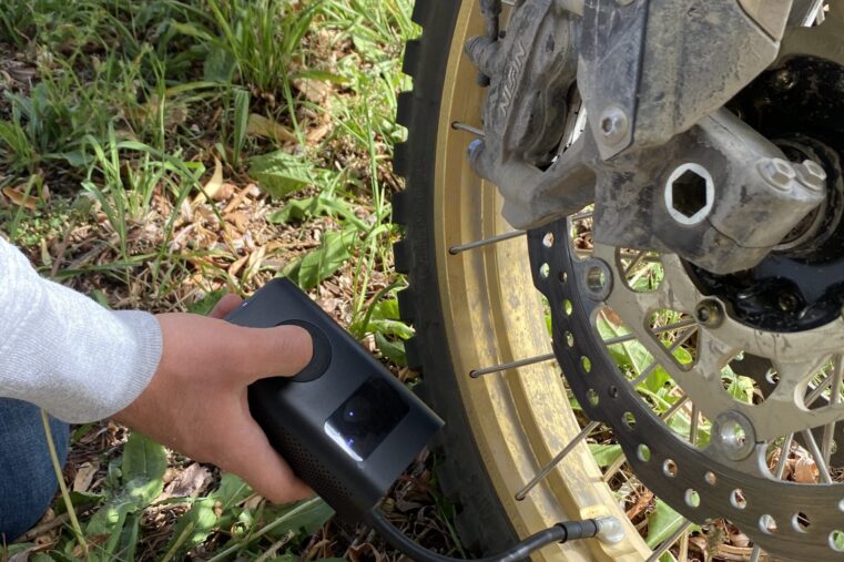 Le Xiaomi Mi Portable Electric Air Pump prend la forme d'une petite brique, ce boitier vous permet de faire votre pression facilement où que vous soyez.