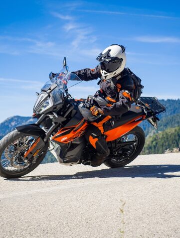 KTM 890 Action