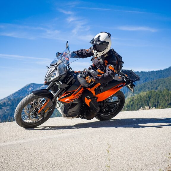 KTM 890 Action