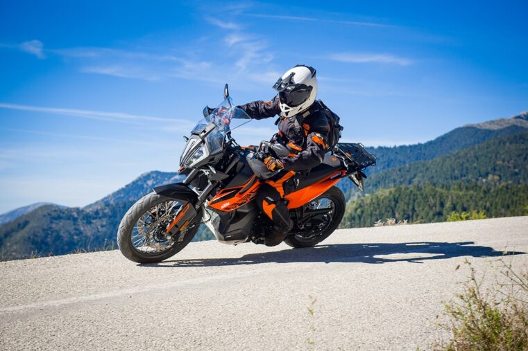 KTM 890 Action