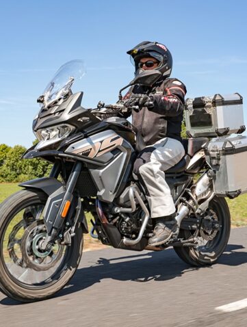 Voge 650 dsx action