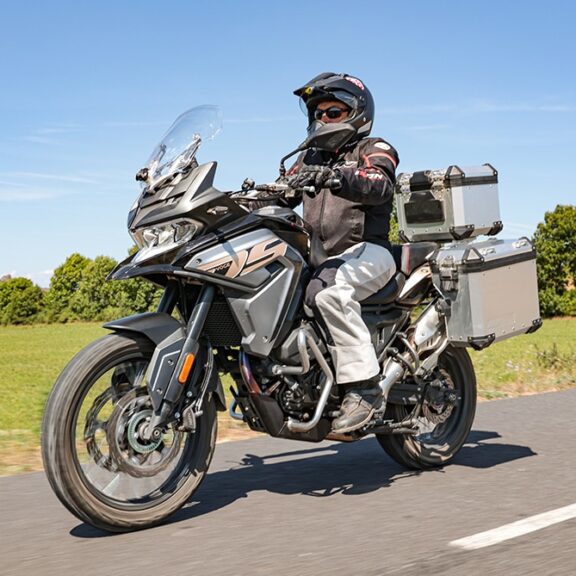 Voge 650 dsx action