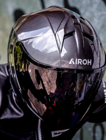 Casque jet AIROH H.21 avec visière fumée porté en situation de conduite