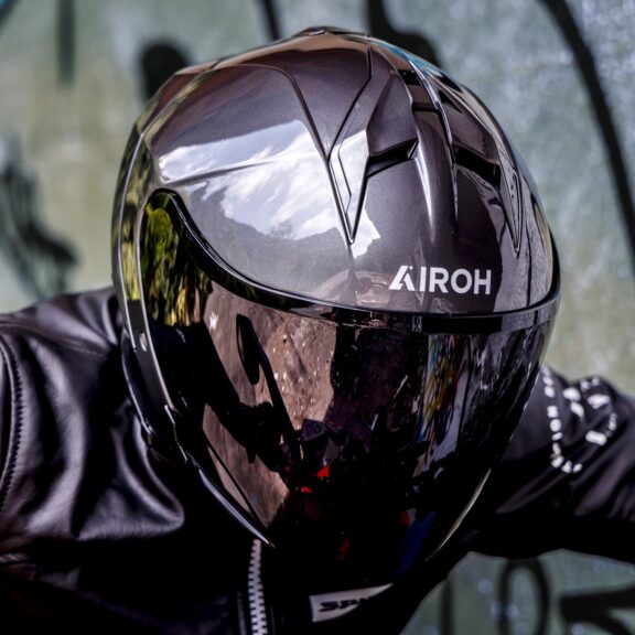 Casque jet AIROH H.21 avec visière fumée porté en situation de conduite