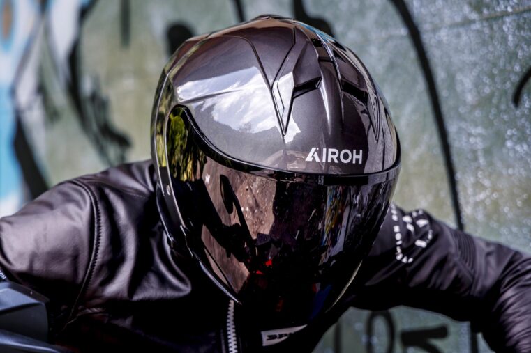 Casque jet AIROH H.21 avec visière fumée porté en situation de conduite