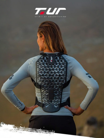 Motarde portant une dorsale T.ur EASYFLEX 2 en extérieur