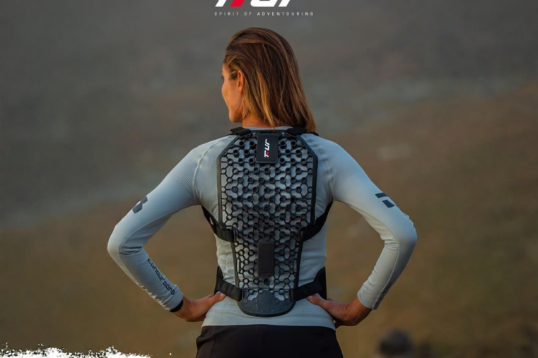 Motarde portant une dorsale T.ur EASYFLEX 2 en extérieur