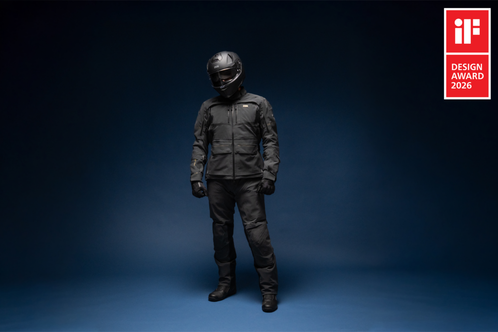 Pilote équipé de la tenue iXS Venture-Air 1.0 noire, équipement trail ventilé pour aventure moto tout-terrain