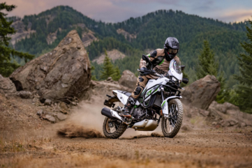 Kawasaki KLE500 SE 2026 en conditions off-road, vue dynamique sur piste trail