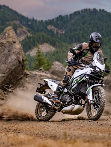 Kawasaki KLE500 SE 2026 en conditions off-road, vue dynamique sur piste trail