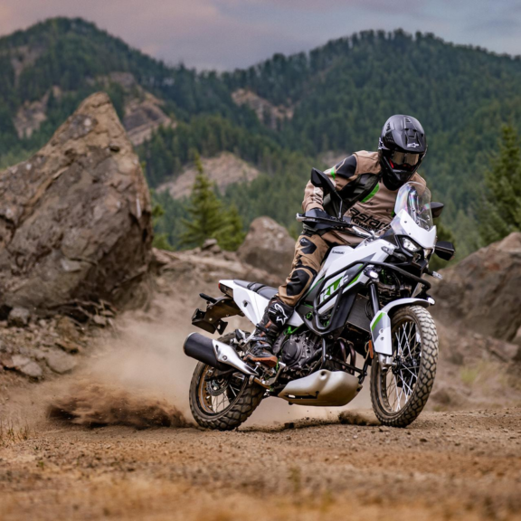 Kawasaki KLE500 SE 2026 en conditions off-road, vue dynamique sur piste trail