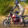 Pilote en BMW GS lors d’un exercice de pilotage offroad pendant la Wunderlich Offroad Experience.