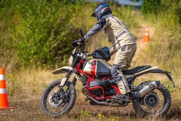 Pilote en BMW GS lors d’un exercice de pilotage offroad pendant la Wunderlich Offroad Experience.