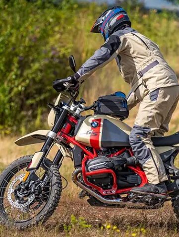 Pilote en BMW GS lors d’un exercice de pilotage offroad pendant la Wunderlich Offroad Experience.