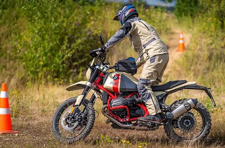 Pilote en BMW GS lors d’un exercice de pilotage offroad pendant la Wunderlich Offroad Experience.