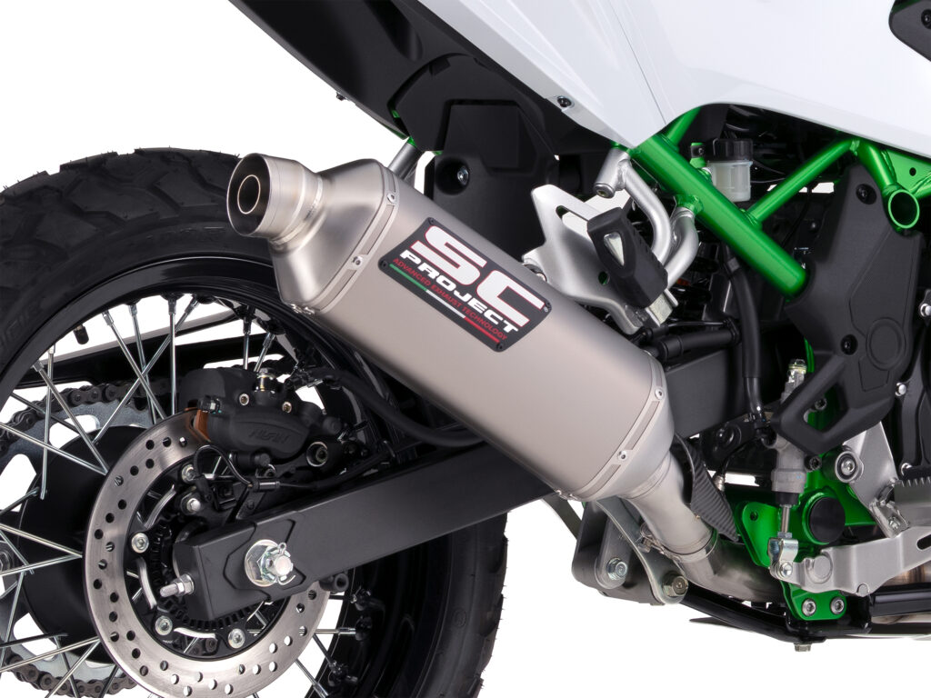 Gros plan sur le silencieux SC-Project Rally Raid titane monté sur la Kawasaki KLE 500 2026