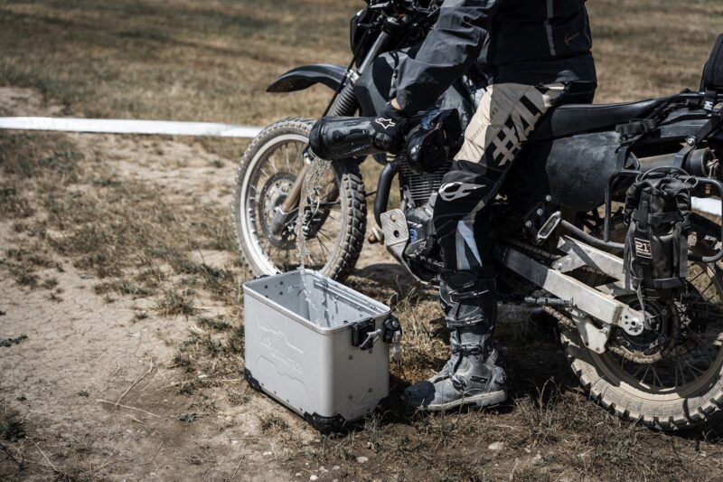 Pilote en action sur la piste motocross lors de l'ACT Camp 2026