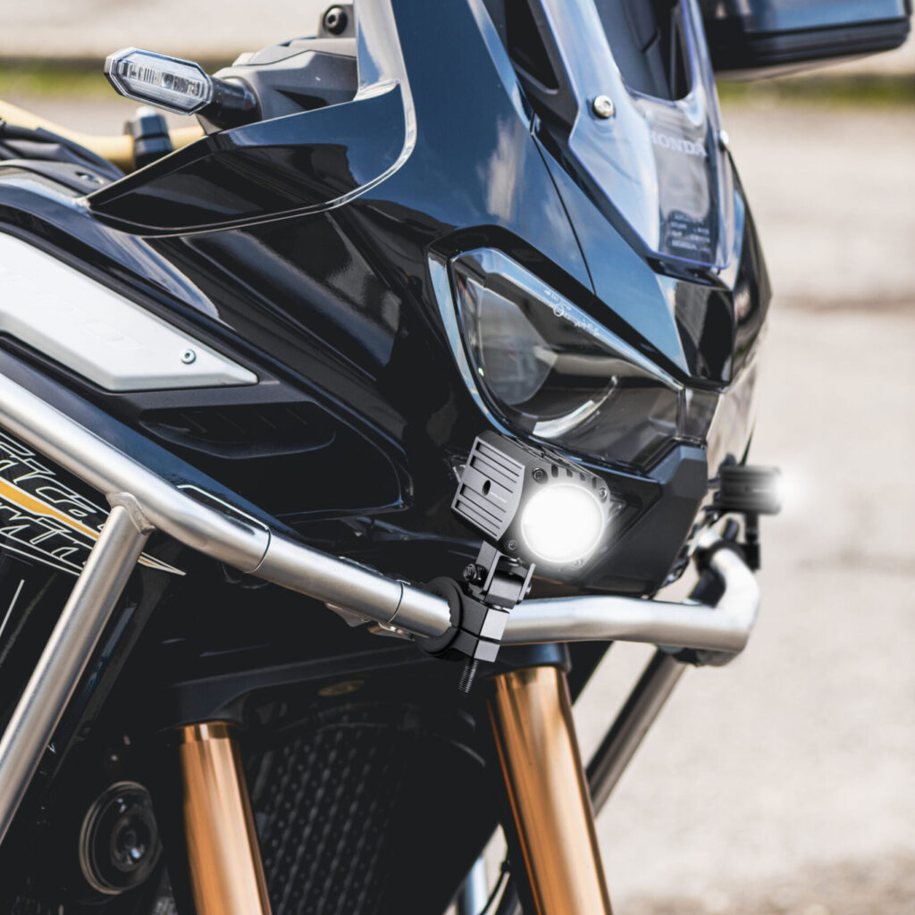Feu additionnel Midland MLH Lite monté sur fourche de moto