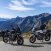 Deux Yamaha Tracer 9 GT 2027 côte à côte sur une route de montagne