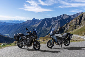 Deux Yamaha Tracer 9 GT 2027 côte à côte sur une route de montagne