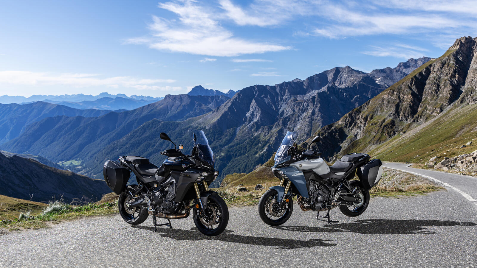 Deux Yamaha Tracer 9 GT 2027 côte à côte sur une route de montagne