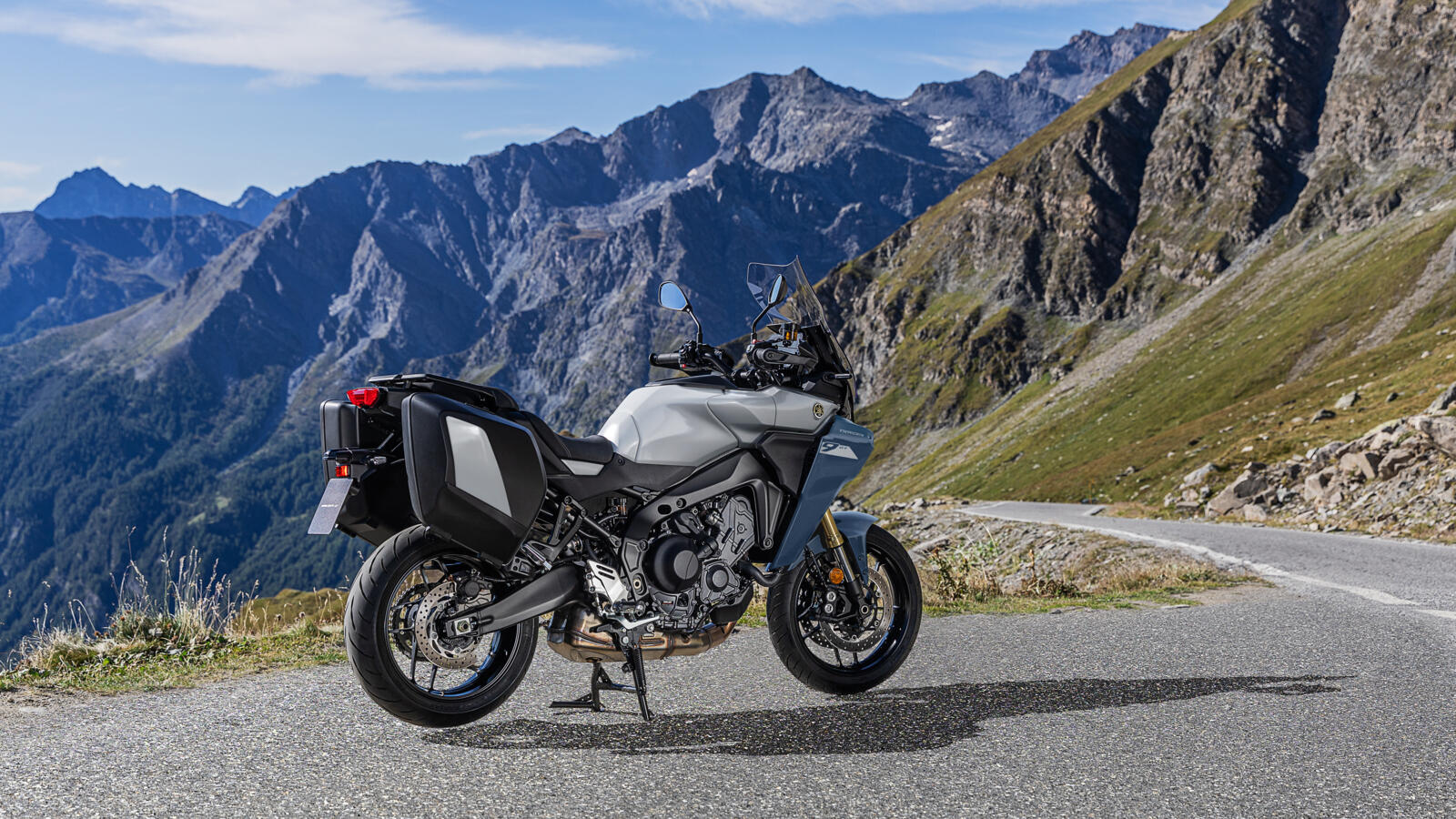 Yamaha Tracer 9 GT 2027 en coloris gris, à l'arrêt sur une route de montagne